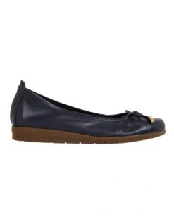 Barton Flat Shoes In Navy Leather