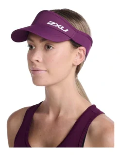 2XU Run Visor In Burgundy